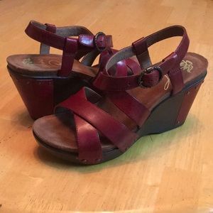 Dansko Burgundy red sandal heel strappy 38 7 7.5